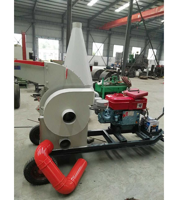 Mobile conveyor wood crusher